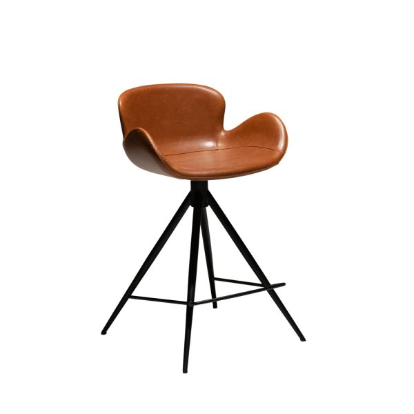 Danform Gaia matala baarituoli vintage light brown käsinojallinen keinonahkainen korkea vaaleanruskea tuoli mustilla jaloilla