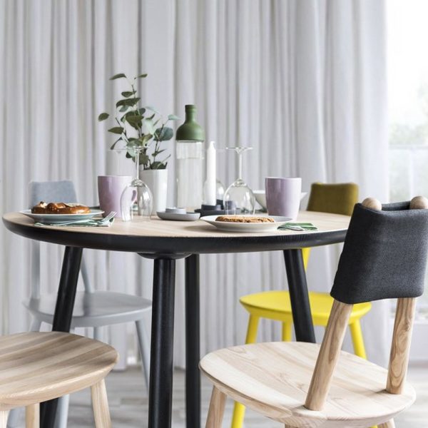 Emko Naive Dining table pyöreä ruokapöytä öljytty, kannen alaosa ja jalat mustaksi maalattu