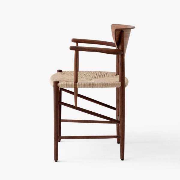 &Tradition Drawn chair HM4 walnut