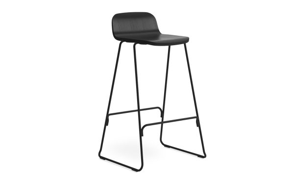 Normann Copenhagen Just Barstool selkänojalla