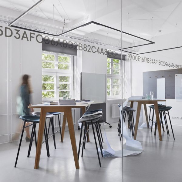 De Vorm LJ 3 PET Felt Bar Stool korkea baarijakkara - Image 25